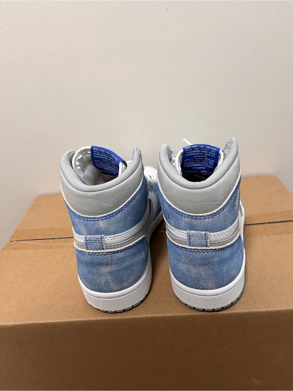 Air Jordan 1 Retro High OG "Hyper Royal" - Picture 5 of 5